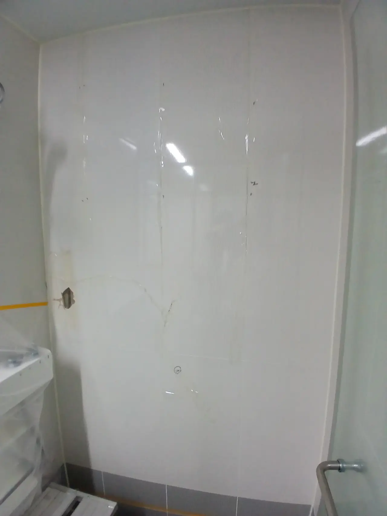 가정동 화장실타일교체 후 정리된 바닥 타일
